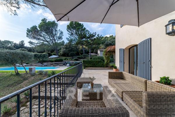 Villeneuve-lès-Avignon —Elégante villa contemporaine avec piscine et vue dégagée