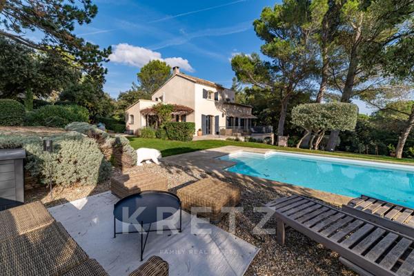 Villeneuve-lès-Avignon —Elégante villa contemporaine avec piscine et vue dégagée