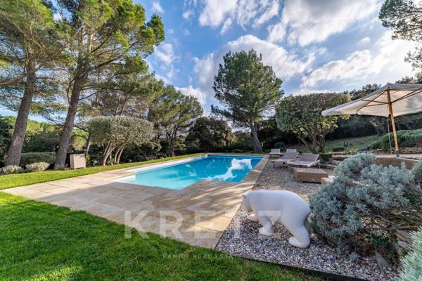 Villeneuve-lès-Avignon —Elégante villa contemporaine avec piscine et vue dégagée