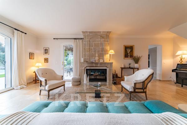 Villeneuve-lès-Avignon —Elégante villa contemporaine avec piscine et vue dégagée