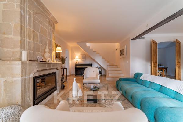 Villeneuve-lès-Avignon —Elégante villa contemporaine avec piscine et vue dégagée