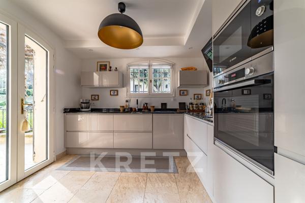 Villeneuve-lès-Avignon —Elégante villa contemporaine avec piscine et vue dégagée