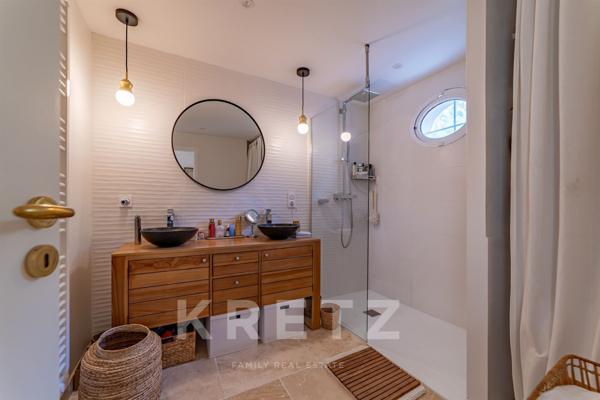 Villeneuve-lès-Avignon —Elégante villa contemporaine avec piscine et vue dégagée