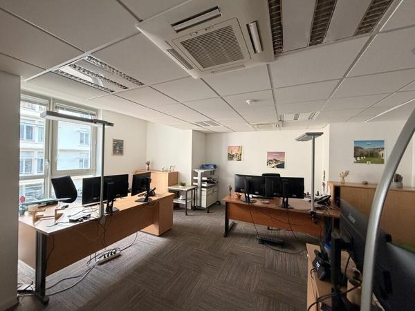 Poitiers Centre-ville – Bureaux à la location – 209 m² environ – Immeuble récent PMR et visibilité
