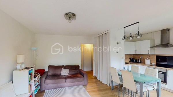 BAYONNE Quartier MARRACQ -

EN EXCLUSIVITE et VISITE VIRTUELLE SUR DEMANDE - 

Au coeur d'un beau parc arboré et en 2ème étage d'une résidence sécurisée avec ascenseur, je vous propose ce charmant studio d'environ 30m2 composé d'une entrée avec placard, une pièce à vivre donnant sur balcon, une cuisine ouverte aménagée et équipée et une salle d'eau avec wc.

Une cave et une place de parking extérieure complètent ce bien.

SES PLUS : exposition Est, fibre, parfait état et proche de toutes les premières commodités.

IDEAL PRIMO-ACCEDANT ou INVESTISSEUR LOCATIF ! TRES BELLE OPPORTUNITE  A SAISIR !

je suis joignable 7j/7 et m'adapte à vos disponibilités !