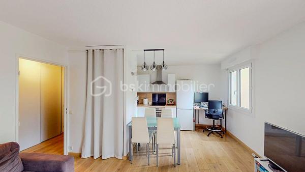 BAYONNE Quartier MARRACQ -

EN EXCLUSIVITE et VISITE VIRTUELLE SUR DEMANDE - 

Au coeur d'un beau parc arboré et en 2ème étage d'une résidence sécurisée avec ascenseur, je vous propose ce charmant studio d'environ 30m2 composé d'une entrée avec placard, une pièce à vivre donnant sur balcon, une cuisine ouverte aménagée et équipée et une salle d'eau avec wc.

Une cave et une place de parking extérieure complètent ce bien.

SES PLUS : exposition Est, fibre, parfait état et proche de toutes les premières commodités.

IDEAL PRIMO-ACCEDANT ou INVESTISSEUR LOCATIF ! TRES BELLE OPPORTUNITE  A SAISIR !

je suis joignable 7j/7 et m'adapte à vos disponibilités !