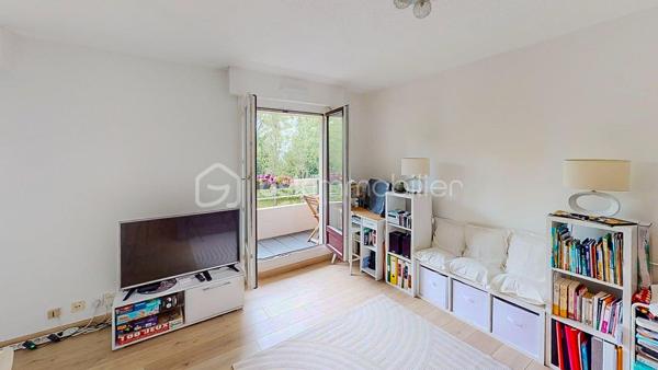BAYONNE Quartier MARRACQ -

EN EXCLUSIVITE et VISITE VIRTUELLE SUR DEMANDE - 

Au coeur d'un beau parc arboré et en 2ème étage d'une résidence sécurisée avec ascenseur, je vous propose ce charmant studio d'environ 30m2 composé d'une entrée avec placard, une pièce à vivre donnant sur balcon, une cuisine ouverte aménagée et équipée et une salle d'eau avec wc.

Une cave et une place de parking extérieure complètent ce bien.

SES PLUS : exposition Est, fibre, parfait état et proche de toutes les premières commodités.

IDEAL PRIMO-ACCEDANT ou INVESTISSEUR LOCATIF ! TRES BELLE OPPORTUNITE  A SAISIR !

je suis joignable 7j/7 et m'adapte à vos disponibilités !