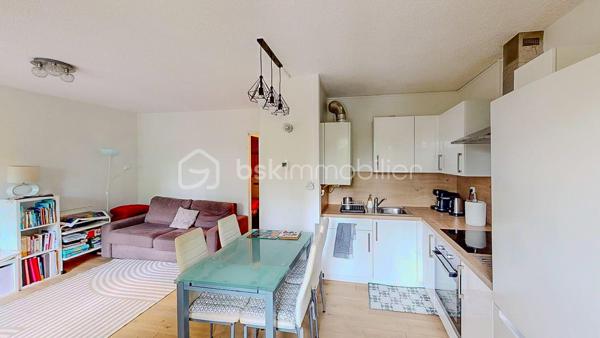BAYONNE Quartier MARRACQ -

EN EXCLUSIVITE et VISITE VIRTUELLE SUR DEMANDE - 

Au coeur d'un beau parc arboré et en 2ème étage d'une résidence sécurisée avec ascenseur, je vous propose ce charmant studio d'environ 30m2 composé d'une entrée avec placard, une pièce à vivre donnant sur balcon, une cuisine ouverte aménagée et équipée et une salle d'eau avec wc.

Une cave et une place de parking extérieure complètent ce bien.

SES PLUS : exposition Est, fibre, parfait état et proche de toutes les premières commodités.

IDEAL PRIMO-ACCEDANT ou INVESTISSEUR LOCATIF ! TRES BELLE OPPORTUNITE  A SAISIR !

je suis joignable 7j/7 et m'adapte à vos disponibilités !