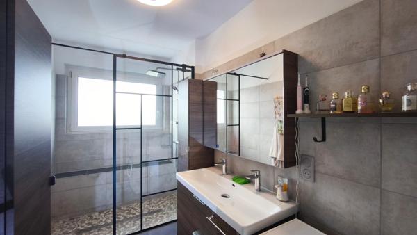 Superbe appartement 4 pièces avec ses deux chambres totalement rénové et son garage à Erstein