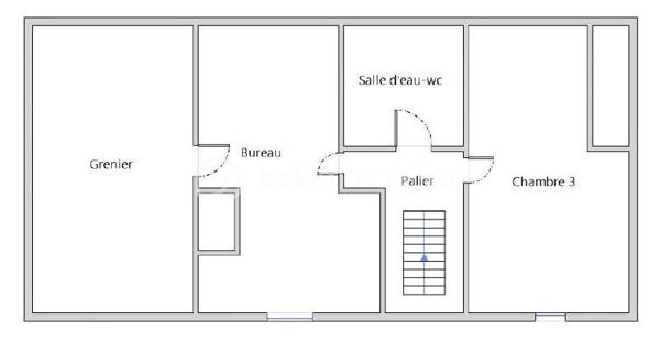 A découvrir, cette agréable maison construite en 1980 offrant 106 m2 habitables dans un environnement calme, tout en restant proche des commodités.

Au rez-de-chaussée, vous trouverez une entrée, une cuisine aménagée et équipée, un séjour/salon lumineux avec insert tubé, deux chambres, une salle de bains, WC indépendant ainsi qu'un espace faire office de bureau.

A l'étage, un palier dessert une troisième chambre, une pièce pouvant servir de chambre d'appoint ou de bureau ainsi qu'un WC.

Le sous-sol total constitue un véritable atout avec deux garages, un atelier, une chaufferie et de nombreux espaces de rangement.

A l'extérieur, profitez d'une agréable terrasse et d'un jardin attenant

Les+ du bien :
- Vie de plain-pied
- Sous-sol total avec deux garages
- Maison entretenue et habitable immédiatement
- Terrasse et jardin
- Proximité des commerces et services

Une maison fonctionnelle et chaleureuse, idéale pour une famille ou toute personne recherchant confort, espace et potentiel