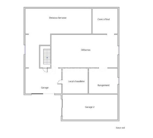 A découvrir, cette agréable maison construite en 1980 offrant 106 m2 habitables dans un environnement calme, tout en restant proche des commodités.

Au rez-de-chaussée, vous trouverez une entrée, une cuisine aménagée et équipée, un séjour/salon lumineux avec insert tubé, deux chambres, une salle de bains, WC indépendant ainsi qu'un espace faire office de bureau.

A l'étage, un palier dessert une troisième chambre, une pièce pouvant servir de chambre d'appoint ou de bureau ainsi qu'un WC.

Le sous-sol total constitue un véritable atout avec deux garages, un atelier, une chaufferie et de nombreux espaces de rangement.

A l'extérieur, profitez d'une agréable terrasse et d'un jardin attenant

Les+ du bien :
- Vie de plain-pied
- Sous-sol total avec deux garages
- Maison entretenue et habitable immédiatement
- Terrasse et jardin
- Proximité des commerces et services

Une maison fonctionnelle et chaleureuse, idéale pour une famille ou toute personne recherchant confort, espace et potentiel