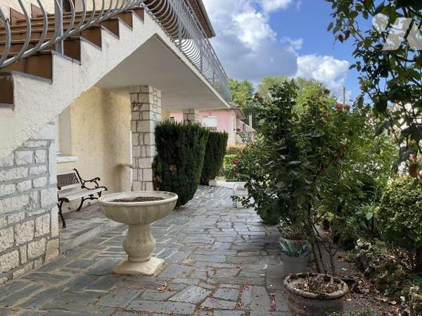 A VENDRE : Grande maison de ville en bon état à SOUILLAC (Lot - 46) avec jardin de 547m² compre...