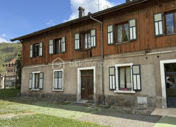 🌟 Coup de cœur au sein du Parc de Wesserling !
À saisir rapidement ! Idéalement situé au cœur du prestigieux et verdoyant Parc de Husseren-Wesserling, venez découvrir ce très bel appartement niché au premier étage d’une petite copropriété paisible, offrant le charme de l'ancien et de faibles charges.
Dès l’entrée, vous serez séduit par son cachet authentique, sublimé par un magnifique parquet d’origine et de belles hauteurs sous plafond. En parfait état, habitable et disponible immédiatement, il n'attend plus que vos valises !
🏠 Les caractéristiques du bien :
Espace jour : Un beau séjour lumineux et chaleureux, idéal pour vos moments en famille, ainsi qu'une cuisine contemporaine entièrement équipée.
Espace nuit : 3 belles chambres confortables.
Sanitaires : Une salle de bain complète (équipée d'une baignoire et d'une douche) et un WC indépendant.
Les + rangements : Une cave pratique au rez-de-chaussée et un grenier privatif complètent ce bien.
📊 Les points forts :
Cadre unique : Vivre au sein du Parc de Wesserling, un environnement calme, culturel et verdoyant.
Faibles charges : Idéal pour maîtriser votre budget au quotidien.
Aucun travaux majeurs : Appartement sain, soigné et prêt à vivre.
Chaudière gaz à condensation récente.
📞 Envie d'en savoir plus ou de visiter ?
Contactez-moi dès aujourd'hui !
Stéphane Klingelschmidt – BSK Immobilier
Votre expert local sur le secteur Cernay, Thann, Saint-Amarin et Bussang.
💬 Une vidéo et des photos supplémentaires sont disponibles ! N'hésitez pas à m'envoyer un simple message sur WhatsApp pour les recevoir instantanément.