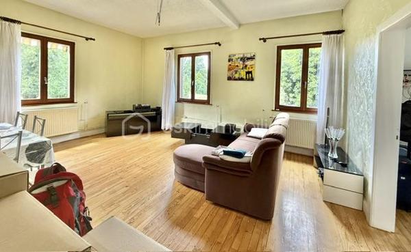 🌟 Coup de cœur au sein du Parc de Wesserling !
À saisir rapidement ! Idéalement situé au cœur du prestigieux et verdoyant Parc de Husseren-Wesserling, venez découvrir ce très bel appartement niché au premier étage d’une petite copropriété paisible, offrant le charme de l'ancien et de faibles charges.
Dès l’entrée, vous serez séduit par son cachet authentique, sublimé par un magnifique parquet d’origine et de belles hauteurs sous plafond. En parfait état, habitable et disponible immédiatement, il n'attend plus que vos valises !
🏠 Les caractéristiques du bien :
Espace jour : Un beau séjour lumineux et chaleureux, idéal pour vos moments en famille, ainsi qu'une cuisine contemporaine entièrement équipée.
Espace nuit : 3 belles chambres confortables.
Sanitaires : Une salle de bain complète (équipée d'une baignoire et d'une douche) et un WC indépendant.
Les + rangements : Une cave pratique au rez-de-chaussée et un grenier privatif complètent ce bien.
📊 Les points forts :
Cadre unique : Vivre au sein du Parc de Wesserling, un environnement calme, culturel et verdoyant.
Faibles charges : Idéal pour maîtriser votre budget au quotidien.
Aucun travaux majeurs : Appartement sain, soigné et prêt à vivre.
Chaudière gaz à condensation récente.
📞 Envie d'en savoir plus ou de visiter ?
Contactez-moi dès aujourd'hui !
Stéphane Klingelschmidt – BSK Immobilier
Votre expert local sur le secteur Cernay, Thann, Saint-Amarin et Bussang.
💬 Une vidéo et des photos supplémentaires sont disponibles ! N'hésitez pas à m'envoyer un simple message sur WhatsApp pour les recevoir instantanément.