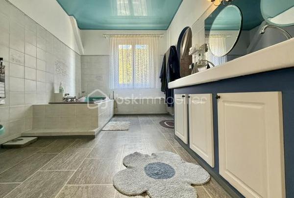 🌟 Coup de cœur au sein du Parc de Wesserling !
À saisir rapidement ! Idéalement situé au cœur du prestigieux et verdoyant Parc de Husseren-Wesserling, venez découvrir ce très bel appartement niché au premier étage d’une petite copropriété paisible, offrant le charme de l'ancien et de faibles charges.
Dès l’entrée, vous serez séduit par son cachet authentique, sublimé par un magnifique parquet d’origine et de belles hauteurs sous plafond. En parfait état, habitable et disponible immédiatement, il n'attend plus que vos valises !
🏠 Les caractéristiques du bien :
Espace jour : Un beau séjour lumineux et chaleureux, idéal pour vos moments en famille, ainsi qu'une cuisine contemporaine entièrement équipée.
Espace nuit : 3 belles chambres confortables.
Sanitaires : Une salle de bain complète (équipée d'une baignoire et d'une douche) et un WC indépendant.
Les + rangements : Une cave pratique au rez-de-chaussée et un grenier privatif complètent ce bien.
📊 Les points forts :
Cadre unique : Vivre au sein du Parc de Wesserling, un environnement calme, culturel et verdoyant.
Faibles charges : Idéal pour maîtriser votre budget au quotidien.
Aucun travaux majeurs : Appartement sain, soigné et prêt à vivre.
Chaudière gaz à condensation récente.
📞 Envie d'en savoir plus ou de visiter ?
Contactez-moi dès aujourd'hui !
Stéphane Klingelschmidt – BSK Immobilier
Votre expert local sur le secteur Cernay, Thann, Saint-Amarin et Bussang.
💬 Une vidéo et des photos supplémentaires sont disponibles ! N'hésitez pas à m'envoyer un simple message sur WhatsApp pour les recevoir instantanément.