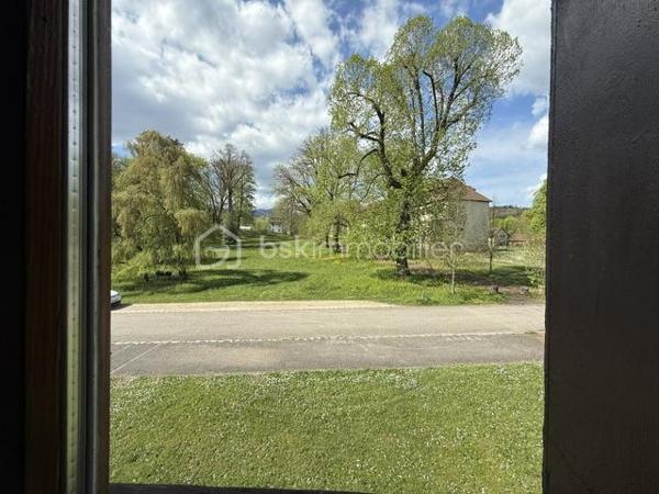 🌟 Coup de cœur au sein du Parc de Wesserling !
À saisir rapidement ! Idéalement situé au cœur du prestigieux et verdoyant Parc de Husseren-Wesserling, venez découvrir ce très bel appartement niché au premier étage d’une petite copropriété paisible, offrant le charme de l'ancien et de faibles charges.
Dès l’entrée, vous serez séduit par son cachet authentique, sublimé par un magnifique parquet d’origine et de belles hauteurs sous plafond. En parfait état, habitable et disponible immédiatement, il n'attend plus que vos valises !
🏠 Les caractéristiques du bien :
Espace jour : Un beau séjour lumineux et chaleureux, idéal pour vos moments en famille, ainsi qu'une cuisine contemporaine entièrement équipée.
Espace nuit : 3 belles chambres confortables.
Sanitaires : Une salle de bain complète (équipée d'une baignoire et d'une douche) et un WC indépendant.
Les + rangements : Une cave pratique au rez-de-chaussée et un grenier privatif complètent ce bien.
📊 Les points forts :
Cadre unique : Vivre au sein du Parc de Wesserling, un environnement calme, culturel et verdoyant.
Faibles charges : Idéal pour maîtriser votre budget au quotidien.
Aucun travaux majeurs : Appartement sain, soigné et prêt à vivre.
Chaudière gaz à condensation récente.
📞 Envie d'en savoir plus ou de visiter ?
Contactez-moi dès aujourd'hui !
Stéphane Klingelschmidt – BSK Immobilier
Votre expert local sur le secteur Cernay, Thann, Saint-Amarin et Bussang.
💬 Une vidéo et des photos supplémentaires sont disponibles ! N'hésitez pas à m'envoyer un simple message sur WhatsApp pour les recevoir instantanément.