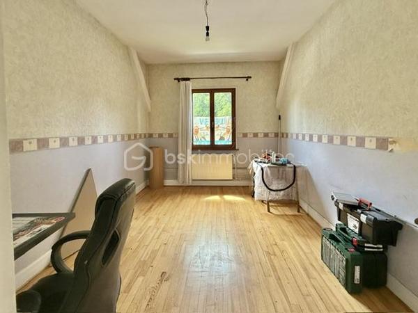 🌟 Coup de cœur au sein du Parc de Wesserling !
À saisir rapidement ! Idéalement situé au cœur du prestigieux et verdoyant Parc de Husseren-Wesserling, venez découvrir ce très bel appartement niché au premier étage d’une petite copropriété paisible, offrant le charme de l'ancien et de faibles charges.
Dès l’entrée, vous serez séduit par son cachet authentique, sublimé par un magnifique parquet d’origine et de belles hauteurs sous plafond. En parfait état, habitable et disponible immédiatement, il n'attend plus que vos valises !
🏠 Les caractéristiques du bien :
Espace jour : Un beau séjour lumineux et chaleureux, idéal pour vos moments en famille, ainsi qu'une cuisine contemporaine entièrement équipée.
Espace nuit : 3 belles chambres confortables.
Sanitaires : Une salle de bain complète (équipée d'une baignoire et d'une douche) et un WC indépendant.
Les + rangements : Une cave pratique au rez-de-chaussée et un grenier privatif complètent ce bien.
📊 Les points forts :
Cadre unique : Vivre au sein du Parc de Wesserling, un environnement calme, culturel et verdoyant.
Faibles charges : Idéal pour maîtriser votre budget au quotidien.
Aucun travaux majeurs : Appartement sain, soigné et prêt à vivre.
Chaudière gaz à condensation récente.
📞 Envie d'en savoir plus ou de visiter ?
Contactez-moi dès aujourd'hui !
Stéphane Klingelschmidt – BSK Immobilier
Votre expert local sur le secteur Cernay, Thann, Saint-Amarin et Bussang.
💬 Une vidéo et des photos supplémentaires sont disponibles ! N'hésitez pas à m'envoyer un simple message sur WhatsApp pour les recevoir instantanément.