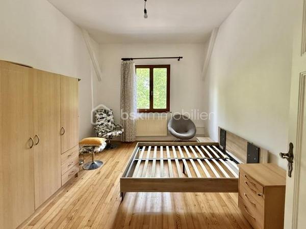 🌟 Coup de cœur au sein du Parc de Wesserling !
À saisir rapidement ! Idéalement situé au cœur du prestigieux et verdoyant Parc de Husseren-Wesserling, venez découvrir ce très bel appartement niché au premier étage d’une petite copropriété paisible, offrant le charme de l'ancien et de faibles charges.
Dès l’entrée, vous serez séduit par son cachet authentique, sublimé par un magnifique parquet d’origine et de belles hauteurs sous plafond. En parfait état, habitable et disponible immédiatement, il n'attend plus que vos valises !
🏠 Les caractéristiques du bien :
Espace jour : Un beau séjour lumineux et chaleureux, idéal pour vos moments en famille, ainsi qu'une cuisine contemporaine entièrement équipée.
Espace nuit : 3 belles chambres confortables.
Sanitaires : Une salle de bain complète (équipée d'une baignoire et d'une douche) et un WC indépendant.
Les + rangements : Une cave pratique au rez-de-chaussée et un grenier privatif complètent ce bien.
📊 Les points forts :
Cadre unique : Vivre au sein du Parc de Wesserling, un environnement calme, culturel et verdoyant.
Faibles charges : Idéal pour maîtriser votre budget au quotidien.
Aucun travaux majeurs : Appartement sain, soigné et prêt à vivre.
Chaudière gaz à condensation récente.
📞 Envie d'en savoir plus ou de visiter ?
Contactez-moi dès aujourd'hui !
Stéphane Klingelschmidt – BSK Immobilier
Votre expert local sur le secteur Cernay, Thann, Saint-Amarin et Bussang.
💬 Une vidéo et des photos supplémentaires sont disponibles ! N'hésitez pas à m'envoyer un simple message sur WhatsApp pour les recevoir instantanément.
