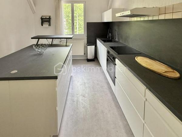 🌟 Coup de cœur au sein du Parc de Wesserling !
À saisir rapidement ! Idéalement situé au cœur du prestigieux et verdoyant Parc de Husseren-Wesserling, venez découvrir ce très bel appartement niché au premier étage d’une petite copropriété paisible, offrant le charme de l'ancien et de faibles charges.
Dès l’entrée, vous serez séduit par son cachet authentique, sublimé par un magnifique parquet d’origine et de belles hauteurs sous plafond. En parfait état, habitable et disponible immédiatement, il n'attend plus que vos valises !
🏠 Les caractéristiques du bien :
Espace jour : Un beau séjour lumineux et chaleureux, idéal pour vos moments en famille, ainsi qu'une cuisine contemporaine entièrement équipée.
Espace nuit : 3 belles chambres confortables.
Sanitaires : Une salle de bain complète (équipée d'une baignoire et d'une douche) et un WC indépendant.
Les + rangements : Une cave pratique au rez-de-chaussée et un grenier privatif complètent ce bien.
📊 Les points forts :
Cadre unique : Vivre au sein du Parc de Wesserling, un environnement calme, culturel et verdoyant.
Faibles charges : Idéal pour maîtriser votre budget au quotidien.
Aucun travaux majeurs : Appartement sain, soigné et prêt à vivre.
Chaudière gaz à condensation récente.
📞 Envie d'en savoir plus ou de visiter ?
Contactez-moi dès aujourd'hui !
Stéphane Klingelschmidt – BSK Immobilier
Votre expert local sur le secteur Cernay, Thann, Saint-Amarin et Bussang.
💬 Une vidéo et des photos supplémentaires sont disponibles ! N'hésitez pas à m'envoyer un simple message sur WhatsApp pour les recevoir instantanément.