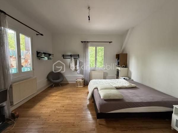 🌟 Coup de cœur au sein du Parc de Wesserling !
À saisir rapidement ! Idéalement situé au cœur du prestigieux et verdoyant Parc de Husseren-Wesserling, venez découvrir ce très bel appartement niché au premier étage d’une petite copropriété paisible, offrant le charme de l'ancien et de faibles charges.
Dès l’entrée, vous serez séduit par son cachet authentique, sublimé par un magnifique parquet d’origine et de belles hauteurs sous plafond. En parfait état, habitable et disponible immédiatement, il n'attend plus que vos valises !
🏠 Les caractéristiques du bien :
Espace jour : Un beau séjour lumineux et chaleureux, idéal pour vos moments en famille, ainsi qu'une cuisine contemporaine entièrement équipée.
Espace nuit : 3 belles chambres confortables.
Sanitaires : Une salle de bain complète (équipée d'une baignoire et d'une douche) et un WC indépendant.
Les + rangements : Une cave pratique au rez-de-chaussée et un grenier privatif complètent ce bien.
📊 Les points forts :
Cadre unique : Vivre au sein du Parc de Wesserling, un environnement calme, culturel et verdoyant.
Faibles charges : Idéal pour maîtriser votre budget au quotidien.
Aucun travaux majeurs : Appartement sain, soigné et prêt à vivre.
Chaudière gaz à condensation récente.
📞 Envie d'en savoir plus ou de visiter ?
Contactez-moi dès aujourd'hui !
Stéphane Klingelschmidt – BSK Immobilier
Votre expert local sur le secteur Cernay, Thann, Saint-Amarin et Bussang.
💬 Une vidéo et des photos supplémentaires sont disponibles ! N'hésitez pas à m'envoyer un simple message sur WhatsApp pour les recevoir instantanément.