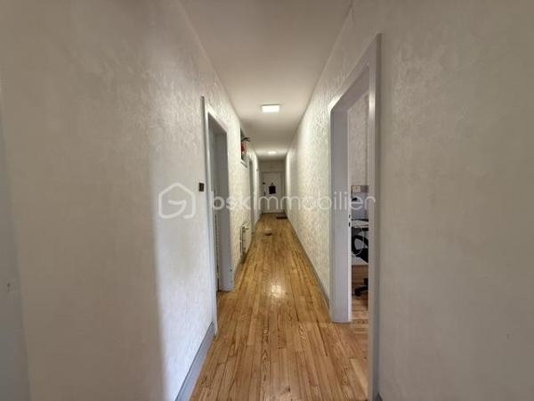 🌟 Coup de cœur au sein du Parc de Wesserling !
À saisir rapidement ! Idéalement situé au cœur du prestigieux et verdoyant Parc de Husseren-Wesserling, venez découvrir ce très bel appartement niché au premier étage d’une petite copropriété paisible, offrant le charme de l'ancien et de faibles charges.
Dès l’entrée, vous serez séduit par son cachet authentique, sublimé par un magnifique parquet d’origine et de belles hauteurs sous plafond. En parfait état, habitable et disponible immédiatement, il n'attend plus que vos valises !
🏠 Les caractéristiques du bien :
Espace jour : Un beau séjour lumineux et chaleureux, idéal pour vos moments en famille, ainsi qu'une cuisine contemporaine entièrement équipée.
Espace nuit : 3 belles chambres confortables.
Sanitaires : Une salle de bain complète (équipée d'une baignoire et d'une douche) et un WC indépendant.
Les + rangements : Une cave pratique au rez-de-chaussée et un grenier privatif complètent ce bien.
📊 Les points forts :
Cadre unique : Vivre au sein du Parc de Wesserling, un environnement calme, culturel et verdoyant.
Faibles charges : Idéal pour maîtriser votre budget au quotidien.
Aucun travaux majeurs : Appartement sain, soigné et prêt à vivre.
Chaudière gaz à condensation récente.
📞 Envie d'en savoir plus ou de visiter ?
Contactez-moi dès aujourd'hui !
Stéphane Klingelschmidt – BSK Immobilier
Votre expert local sur le secteur Cernay, Thann, Saint-Amarin et Bussang.
💬 Une vidéo et des photos supplémentaires sont disponibles ! N'hésitez pas à m'envoyer un simple message sur WhatsApp pour les recevoir instantanément.