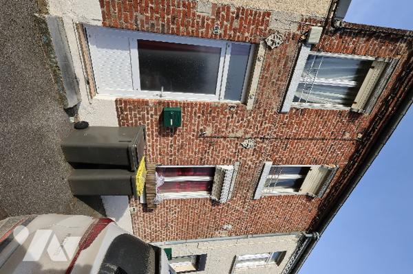 Charmante maison située dans une rue calme et prisée, proche de toutes les commodités.