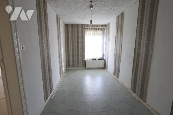 Charmante maison située dans une rue calme et prisée, proche de toutes les commodités.