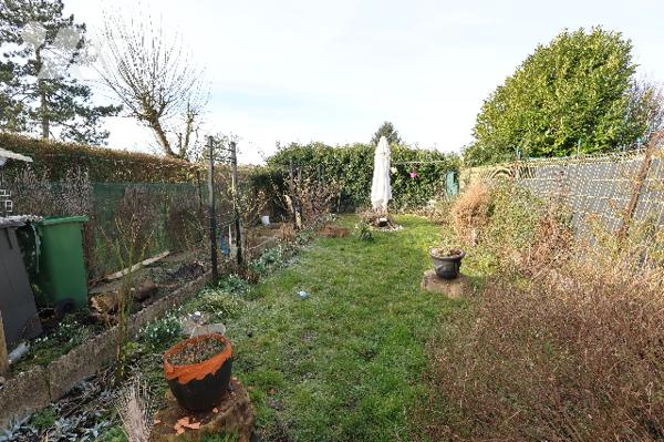 Charmante maison située dans une rue calme et prisée, proche de toutes les commodités.