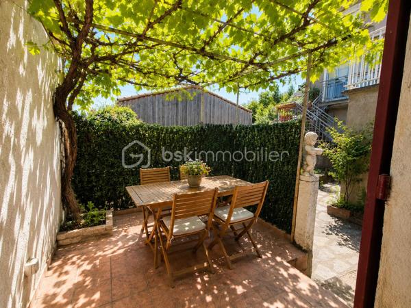 Situé au Bousquet-d'Orb, entre Bédarieux et Avène, cet immeuble composé de deux logements indépendants constitue une belle opportunité pour un investissement locatif, une résidence principale avec revenu complémentaire ou un projet de location saisonnière.

** Maison principale – Environ 60 m² **

La maison, habitable immédiatement, s'ouvre sur une agréable terrasse ombragée par une vigne.
Elle comprend :
Salon de 15 m²
Cuisine de 8,5 m²
Chambre de 10,5 m² en rez-de-chaussée
Salle d'eau
Grande chambre de 13,5 m²
Pièce lumineuse de 10 m² pouvant servir de bureau, dressing ou chambre d'appoint.

Quelques travaux sont à prévoir pour dégager le plein potentiel de cette maison.

** Studio indépendant – Environ 20 m² **

Accessible par une entrée indépendante, il comprend :
Salle d'eau avec WC
Pièce de vie avec cuisine ouverte (16 m²)
Mezzanine avec espace nuit et rangements.

Le studio est exploitable immédiatement et offre un potentiel locatif estimé à partir de 5 000 € par an.

Les plus :
Deux logements indépendants.
Toiture de la maison refaite
Trois caves en sous-sol.
Jardinet non attenant situé en face de la maison.
Faible taxe foncière.
Secteur touristique recherché.
Un emplacement privilégié

Le Bousquet-d'Orb offre tous les commerces et services du quotidien : écoles maternelle et primaire, boulangerie, supérette, pharmacie, bureau de tabac, bar, caviste, garage automobile et professionnels de santé.
La commune bénéficie également de la proximité de la station thermale d'Avène, générant une forte demande locative, ainsi que du Parc naturel régional du Haut-Languedoc et de ses nombreuses activités de pleine nature.

À noter : stationnement gratuit à proximité immédiate et possibilité de louer un garage à quelques mètres.

Prix : 95 000 € Honoraires d'Agence Inclus (HAI).

Un bien offrant un excellent potentiel de valorisation, idéal pour un investissement locatif ou un projet de vie avec revenu complémentaire.