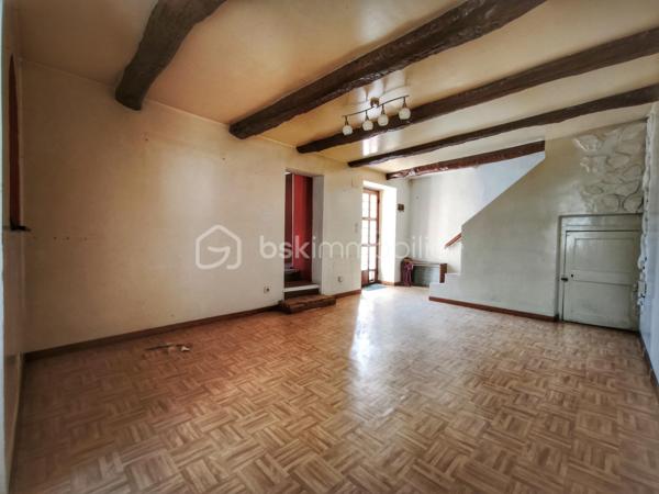 Situé au Bousquet-d'Orb, entre Bédarieux et Avène, cet immeuble composé de deux logements indépendants constitue une belle opportunité pour un investissement locatif, une résidence principale avec revenu complémentaire ou un projet de location saisonnière.

** Maison principale – Environ 60 m² **

La maison, habitable immédiatement, s'ouvre sur une agréable terrasse ombragée par une vigne.
Elle comprend :
Salon de 15 m²
Cuisine de 8,5 m²
Chambre de 10,5 m² en rez-de-chaussée
Salle d'eau
Grande chambre de 13,5 m²
Pièce lumineuse de 10 m² pouvant servir de bureau, dressing ou chambre d'appoint.

Quelques travaux sont à prévoir pour dégager le plein potentiel de cette maison.

** Studio indépendant – Environ 20 m² **

Accessible par une entrée indépendante, il comprend :
Salle d'eau avec WC
Pièce de vie avec cuisine ouverte (16 m²)
Mezzanine avec espace nuit et rangements.

Le studio est exploitable immédiatement et offre un potentiel locatif estimé à partir de 5 000 € par an.

Les plus :
Deux logements indépendants.
Toiture de la maison refaite
Trois caves en sous-sol.
Jardinet non attenant situé en face de la maison.
Faible taxe foncière.
Secteur touristique recherché.
Un emplacement privilégié

Le Bousquet-d'Orb offre tous les commerces et services du quotidien : écoles maternelle et primaire, boulangerie, supérette, pharmacie, bureau de tabac, bar, caviste, garage automobile et professionnels de santé.
La commune bénéficie également de la proximité de la station thermale d'Avène, générant une forte demande locative, ainsi que du Parc naturel régional du Haut-Languedoc et de ses nombreuses activités de pleine nature.

À noter : stationnement gratuit à proximité immédiate et possibilité de louer un garage à quelques mètres.

Prix : 95 000 € Honoraires d'Agence Inclus (HAI).

Un bien offrant un excellent potentiel de valorisation, idéal pour un investissement locatif ou un projet de vie avec revenu complémentaire.
