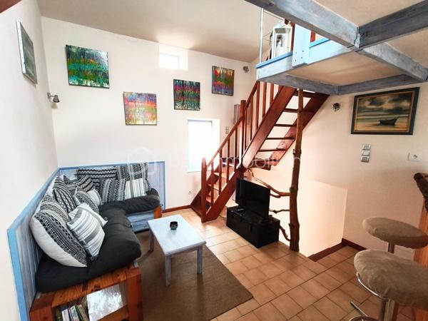 Situé au Bousquet-d'Orb, entre Bédarieux et Avène, cet immeuble composé de deux logements indépendants constitue une belle opportunité pour un investissement locatif, une résidence principale avec revenu complémentaire ou un projet de location saisonnière.

** Maison principale – Environ 60 m² **

La maison, habitable immédiatement, s'ouvre sur une agréable terrasse ombragée par une vigne.
Elle comprend :
Salon de 15 m²
Cuisine de 8,5 m²
Chambre de 10,5 m² en rez-de-chaussée
Salle d'eau
Grande chambre de 13,5 m²
Pièce lumineuse de 10 m² pouvant servir de bureau, dressing ou chambre d'appoint.

Quelques travaux sont à prévoir pour dégager le plein potentiel de cette maison.

** Studio indépendant – Environ 20 m² **

Accessible par une entrée indépendante, il comprend :
Salle d'eau avec WC
Pièce de vie avec cuisine ouverte (16 m²)
Mezzanine avec espace nuit et rangements.

Le studio est exploitable immédiatement et offre un potentiel locatif estimé à partir de 5 000 € par an.

Les plus :
Deux logements indépendants.
Toiture de la maison refaite
Trois caves en sous-sol.
Jardinet non attenant situé en face de la maison.
Faible taxe foncière.
Secteur touristique recherché.
Un emplacement privilégié

Le Bousquet-d'Orb offre tous les commerces et services du quotidien : écoles maternelle et primaire, boulangerie, supérette, pharmacie, bureau de tabac, bar, caviste, garage automobile et professionnels de santé.
La commune bénéficie également de la proximité de la station thermale d'Avène, générant une forte demande locative, ainsi que du Parc naturel régional du Haut-Languedoc et de ses nombreuses activités de pleine nature.

À noter : stationnement gratuit à proximité immédiate et possibilité de louer un garage à quelques mètres.

Prix : 95 000 € Honoraires d'Agence Inclus (HAI).

Un bien offrant un excellent potentiel de valorisation, idéal pour un investissement locatif ou un projet de vie avec revenu complémentaire.