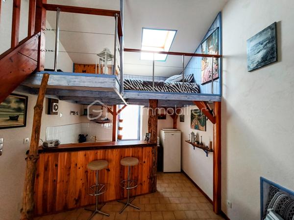 Situé au Bousquet-d'Orb, entre Bédarieux et Avène, cet immeuble composé de deux logements indépendants constitue une belle opportunité pour un investissement locatif, une résidence principale avec revenu complémentaire ou un projet de location saisonnière.

** Maison principale – Environ 60 m² **

La maison, habitable immédiatement, s'ouvre sur une agréable terrasse ombragée par une vigne.
Elle comprend :
Salon de 15 m²
Cuisine de 8,5 m²
Chambre de 10,5 m² en rez-de-chaussée
Salle d'eau
Grande chambre de 13,5 m²
Pièce lumineuse de 10 m² pouvant servir de bureau, dressing ou chambre d'appoint.

Quelques travaux sont à prévoir pour dégager le plein potentiel de cette maison.

** Studio indépendant – Environ 20 m² **

Accessible par une entrée indépendante, il comprend :
Salle d'eau avec WC
Pièce de vie avec cuisine ouverte (16 m²)
Mezzanine avec espace nuit et rangements.

Le studio est exploitable immédiatement et offre un potentiel locatif estimé à partir de 5 000 € par an.

Les plus :
Deux logements indépendants.
Toiture de la maison refaite
Trois caves en sous-sol.
Jardinet non attenant situé en face de la maison.
Faible taxe foncière.
Secteur touristique recherché.
Un emplacement privilégié

Le Bousquet-d'Orb offre tous les commerces et services du quotidien : écoles maternelle et primaire, boulangerie, supérette, pharmacie, bureau de tabac, bar, caviste, garage automobile et professionnels de santé.
La commune bénéficie également de la proximité de la station thermale d'Avène, générant une forte demande locative, ainsi que du Parc naturel régional du Haut-Languedoc et de ses nombreuses activités de pleine nature.

À noter : stationnement gratuit à proximité immédiate et possibilité de louer un garage à quelques mètres.

Prix : 95 000 € Honoraires d'Agence Inclus (HAI).

Un bien offrant un excellent potentiel de valorisation, idéal pour un investissement locatif ou un projet de vie avec revenu complémentaire.