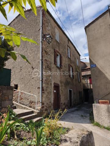 Situé au Bousquet-d'Orb, entre Bédarieux et Avène, cet immeuble composé de deux logements indépendants constitue une belle opportunité pour un investissement locatif, une résidence principale avec revenu complémentaire ou un projet de location saisonnière.

** Maison principale – Environ 60 m² **

La maison, habitable immédiatement, s'ouvre sur une agréable terrasse ombragée par une vigne.
Elle comprend :
Salon de 15 m²
Cuisine de 8,5 m²
Chambre de 10,5 m² en rez-de-chaussée
Salle d'eau
Grande chambre de 13,5 m²
Pièce lumineuse de 10 m² pouvant servir de bureau, dressing ou chambre d'appoint.

Quelques travaux sont à prévoir pour dégager le plein potentiel de cette maison.

** Studio indépendant – Environ 20 m² **

Accessible par une entrée indépendante, il comprend :
Salle d'eau avec WC
Pièce de vie avec cuisine ouverte (16 m²)
Mezzanine avec espace nuit et rangements.

Le studio est exploitable immédiatement et offre un potentiel locatif estimé à partir de 5 000 € par an.

Les plus :
Deux logements indépendants.
Toiture de la maison refaite
Trois caves en sous-sol.
Jardinet non attenant situé en face de la maison.
Faible taxe foncière.
Secteur touristique recherché.
Un emplacement privilégié

Le Bousquet-d'Orb offre tous les commerces et services du quotidien : écoles maternelle et primaire, boulangerie, supérette, pharmacie, bureau de tabac, bar, caviste, garage automobile et professionnels de santé.
La commune bénéficie également de la proximité de la station thermale d'Avène, générant une forte demande locative, ainsi que du Parc naturel régional du Haut-Languedoc et de ses nombreuses activités de pleine nature.

À noter : stationnement gratuit à proximité immédiate et possibilité de louer un garage à quelques mètres.

Prix : 95 000 € Honoraires d'Agence Inclus (HAI).

Un bien offrant un excellent potentiel de valorisation, idéal pour un investissement locatif ou un projet de vie avec revenu complémentaire.