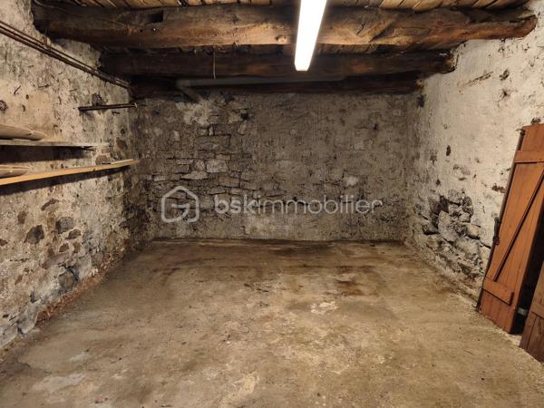 Situé au Bousquet-d'Orb, entre Bédarieux et Avène, cet immeuble composé de deux logements indépendants constitue une belle opportunité pour un investissement locatif, une résidence principale avec revenu complémentaire ou un projet de location saisonnière.

** Maison principale – Environ 60 m² **

La maison, habitable immédiatement, s'ouvre sur une agréable terrasse ombragée par une vigne.
Elle comprend :
Salon de 15 m²
Cuisine de 8,5 m²
Chambre de 10,5 m² en rez-de-chaussée
Salle d'eau
Grande chambre de 13,5 m²
Pièce lumineuse de 10 m² pouvant servir de bureau, dressing ou chambre d'appoint.

Quelques travaux sont à prévoir pour dégager le plein potentiel de cette maison.

** Studio indépendant – Environ 20 m² **

Accessible par une entrée indépendante, il comprend :
Salle d'eau avec WC
Pièce de vie avec cuisine ouverte (16 m²)
Mezzanine avec espace nuit et rangements.

Le studio est exploitable immédiatement et offre un potentiel locatif estimé à partir de 5 000 € par an.

Les plus :
Deux logements indépendants.
Toiture de la maison refaite
Trois caves en sous-sol.
Jardinet non attenant situé en face de la maison.
Faible taxe foncière.
Secteur touristique recherché.
Un emplacement privilégié

Le Bousquet-d'Orb offre tous les commerces et services du quotidien : écoles maternelle et primaire, boulangerie, supérette, pharmacie, bureau de tabac, bar, caviste, garage automobile et professionnels de santé.
La commune bénéficie également de la proximité de la station thermale d'Avène, générant une forte demande locative, ainsi que du Parc naturel régional du Haut-Languedoc et de ses nombreuses activités de pleine nature.

À noter : stationnement gratuit à proximité immédiate et possibilité de louer un garage à quelques mètres.

Prix : 95 000 € Honoraires d'Agence Inclus (HAI).

Un bien offrant un excellent potentiel de valorisation, idéal pour un investissement locatif ou un projet de vie avec revenu complémentaire.