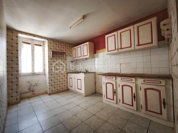 Situé au Bousquet-d'Orb, entre Bédarieux et Avène, cet immeuble composé de deux logements indépendants constitue une belle opportunité pour un investissement locatif, une résidence principale avec revenu complémentaire ou un projet de location saisonnière.

** Maison principale – Environ 60 m² **

La maison, habitable immédiatement, s'ouvre sur une agréable terrasse ombragée par une vigne.
Elle comprend :
Salon de 15 m²
Cuisine de 8,5 m²
Chambre de 10,5 m² en rez-de-chaussée
Salle d'eau
Grande chambre de 13,5 m²
Pièce lumineuse de 10 m² pouvant servir de bureau, dressing ou chambre d'appoint.

Quelques travaux sont à prévoir pour dégager le plein potentiel de cette maison.

** Studio indépendant – Environ 20 m² **

Accessible par une entrée indépendante, il comprend :
Salle d'eau avec WC
Pièce de vie avec cuisine ouverte (16 m²)
Mezzanine avec espace nuit et rangements.

Le studio est exploitable immédiatement et offre un potentiel locatif estimé à partir de 5 000 € par an.

Les plus :
Deux logements indépendants.
Toiture de la maison refaite
Trois caves en sous-sol.
Jardinet non attenant situé en face de la maison.
Faible taxe foncière.
Secteur touristique recherché.
Un emplacement privilégié

Le Bousquet-d'Orb offre tous les commerces et services du quotidien : écoles maternelle et primaire, boulangerie, supérette, pharmacie, bureau de tabac, bar, caviste, garage automobile et professionnels de santé.
La commune bénéficie également de la proximité de la station thermale d'Avène, générant une forte demande locative, ainsi que du Parc naturel régional du Haut-Languedoc et de ses nombreuses activités de pleine nature.

À noter : stationnement gratuit à proximité immédiate et possibilité de louer un garage à quelques mètres.

Prix : 95 000 € Honoraires d'Agence Inclus (HAI).

Un bien offrant un excellent potentiel de valorisation, idéal pour un investissement locatif ou un projet de vie avec revenu complémentaire.