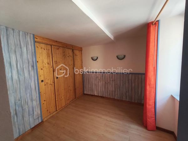 Situé au Bousquet-d'Orb, entre Bédarieux et Avène, cet immeuble composé de deux logements indépendants constitue une belle opportunité pour un investissement locatif, une résidence principale avec revenu complémentaire ou un projet de location saisonnière.

** Maison principale – Environ 60 m² **

La maison, habitable immédiatement, s'ouvre sur une agréable terrasse ombragée par une vigne.
Elle comprend :
Salon de 15 m²
Cuisine de 8,5 m²
Chambre de 10,5 m² en rez-de-chaussée
Salle d'eau
Grande chambre de 13,5 m²
Pièce lumineuse de 10 m² pouvant servir de bureau, dressing ou chambre d'appoint.

Quelques travaux sont à prévoir pour dégager le plein potentiel de cette maison.

** Studio indépendant – Environ 20 m² **

Accessible par une entrée indépendante, il comprend :
Salle d'eau avec WC
Pièce de vie avec cuisine ouverte (16 m²)
Mezzanine avec espace nuit et rangements.

Le studio est exploitable immédiatement et offre un potentiel locatif estimé à partir de 5 000 € par an.

Les plus :
Deux logements indépendants.
Toiture de la maison refaite
Trois caves en sous-sol.
Jardinet non attenant situé en face de la maison.
Faible taxe foncière.
Secteur touristique recherché.
Un emplacement privilégié

Le Bousquet-d'Orb offre tous les commerces et services du quotidien : écoles maternelle et primaire, boulangerie, supérette, pharmacie, bureau de tabac, bar, caviste, garage automobile et professionnels de santé.
La commune bénéficie également de la proximité de la station thermale d'Avène, générant une forte demande locative, ainsi que du Parc naturel régional du Haut-Languedoc et de ses nombreuses activités de pleine nature.

À noter : stationnement gratuit à proximité immédiate et possibilité de louer un garage à quelques mètres.

Prix : 95 000 € Honoraires d'Agence Inclus (HAI).

Un bien offrant un excellent potentiel de valorisation, idéal pour un investissement locatif ou un projet de vie avec revenu complémentaire.