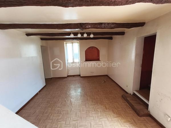 Situé au Bousquet-d'Orb, entre Bédarieux et Avène, cet immeuble composé de deux logements indépendants constitue une belle opportunité pour un investissement locatif, une résidence principale avec revenu complémentaire ou un projet de location saisonnière.

** Maison principale – Environ 60 m² **

La maison, habitable immédiatement, s'ouvre sur une agréable terrasse ombragée par une vigne.
Elle comprend :
Salon de 15 m²
Cuisine de 8,5 m²
Chambre de 10,5 m² en rez-de-chaussée
Salle d'eau
Grande chambre de 13,5 m²
Pièce lumineuse de 10 m² pouvant servir de bureau, dressing ou chambre d'appoint.

Quelques travaux sont à prévoir pour dégager le plein potentiel de cette maison.

** Studio indépendant – Environ 20 m² **

Accessible par une entrée indépendante, il comprend :
Salle d'eau avec WC
Pièce de vie avec cuisine ouverte (16 m²)
Mezzanine avec espace nuit et rangements.

Le studio est exploitable immédiatement et offre un potentiel locatif estimé à partir de 5 000 € par an.

Les plus :
Deux logements indépendants.
Toiture de la maison refaite
Trois caves en sous-sol.
Jardinet non attenant situé en face de la maison.
Faible taxe foncière.
Secteur touristique recherché.
Un emplacement privilégié

Le Bousquet-d'Orb offre tous les commerces et services du quotidien : écoles maternelle et primaire, boulangerie, supérette, pharmacie, bureau de tabac, bar, caviste, garage automobile et professionnels de santé.
La commune bénéficie également de la proximité de la station thermale d'Avène, générant une forte demande locative, ainsi que du Parc naturel régional du Haut-Languedoc et de ses nombreuses activités de pleine nature.

À noter : stationnement gratuit à proximité immédiate et possibilité de louer un garage à quelques mètres.

Prix : 95 000 € Honoraires d'Agence Inclus (HAI).

Un bien offrant un excellent potentiel de valorisation, idéal pour un investissement locatif ou un projet de vie avec revenu complémentaire.