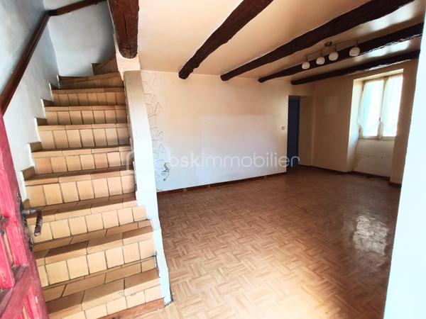 Situé au Bousquet-d'Orb, entre Bédarieux et Avène, cet immeuble composé de deux logements indépendants constitue une belle opportunité pour un investissement locatif, une résidence principale avec revenu complémentaire ou un projet de location saisonnière.

** Maison principale – Environ 60 m² **

La maison, habitable immédiatement, s'ouvre sur une agréable terrasse ombragée par une vigne.
Elle comprend :
Salon de 15 m²
Cuisine de 8,5 m²
Chambre de 10,5 m² en rez-de-chaussée
Salle d'eau
Grande chambre de 13,5 m²
Pièce lumineuse de 10 m² pouvant servir de bureau, dressing ou chambre d'appoint.

Quelques travaux sont à prévoir pour dégager le plein potentiel de cette maison.

** Studio indépendant – Environ 20 m² **

Accessible par une entrée indépendante, il comprend :
Salle d'eau avec WC
Pièce de vie avec cuisine ouverte (16 m²)
Mezzanine avec espace nuit et rangements.

Le studio est exploitable immédiatement et offre un potentiel locatif estimé à partir de 5 000 € par an.

Les plus :
Deux logements indépendants.
Toiture de la maison refaite
Trois caves en sous-sol.
Jardinet non attenant situé en face de la maison.
Faible taxe foncière.
Secteur touristique recherché.
Un emplacement privilégié

Le Bousquet-d'Orb offre tous les commerces et services du quotidien : écoles maternelle et primaire, boulangerie, supérette, pharmacie, bureau de tabac, bar, caviste, garage automobile et professionnels de santé.
La commune bénéficie également de la proximité de la station thermale d'Avène, générant une forte demande locative, ainsi que du Parc naturel régional du Haut-Languedoc et de ses nombreuses activités de pleine nature.

À noter : stationnement gratuit à proximité immédiate et possibilité de louer un garage à quelques mètres.

Prix : 95 000 € Honoraires d'Agence Inclus (HAI).

Un bien offrant un excellent potentiel de valorisation, idéal pour un investissement locatif ou un projet de vie avec revenu complémentaire.