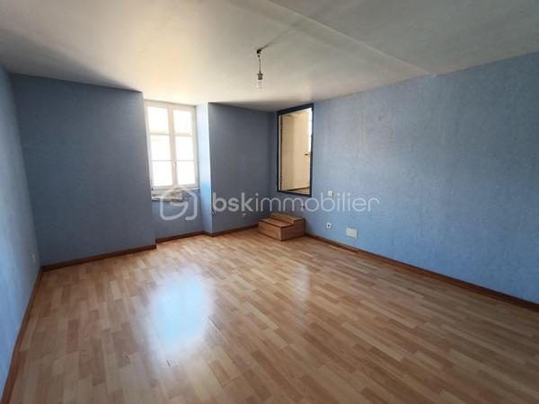 Situé au Bousquet-d'Orb, entre Bédarieux et Avène, cet immeuble composé de deux logements indépendants constitue une belle opportunité pour un investissement locatif, une résidence principale avec revenu complémentaire ou un projet de location saisonnière.

** Maison principale – Environ 60 m² **

La maison, habitable immédiatement, s'ouvre sur une agréable terrasse ombragée par une vigne.
Elle comprend :
Salon de 15 m²
Cuisine de 8,5 m²
Chambre de 10,5 m² en rez-de-chaussée
Salle d'eau
Grande chambre de 13,5 m²
Pièce lumineuse de 10 m² pouvant servir de bureau, dressing ou chambre d'appoint.

Quelques travaux sont à prévoir pour dégager le plein potentiel de cette maison.

** Studio indépendant – Environ 20 m² **

Accessible par une entrée indépendante, il comprend :
Salle d'eau avec WC
Pièce de vie avec cuisine ouverte (16 m²)
Mezzanine avec espace nuit et rangements.

Le studio est exploitable immédiatement et offre un potentiel locatif estimé à partir de 5 000 € par an.

Les plus :
Deux logements indépendants.
Toiture de la maison refaite
Trois caves en sous-sol.
Jardinet non attenant situé en face de la maison.
Faible taxe foncière.
Secteur touristique recherché.
Un emplacement privilégié

Le Bousquet-d'Orb offre tous les commerces et services du quotidien : écoles maternelle et primaire, boulangerie, supérette, pharmacie, bureau de tabac, bar, caviste, garage automobile et professionnels de santé.
La commune bénéficie également de la proximité de la station thermale d'Avène, générant une forte demande locative, ainsi que du Parc naturel régional du Haut-Languedoc et de ses nombreuses activités de pleine nature.

À noter : stationnement gratuit à proximité immédiate et possibilité de louer un garage à quelques mètres.

Prix : 95 000 € Honoraires d'Agence Inclus (HAI).

Un bien offrant un excellent potentiel de valorisation, idéal pour un investissement locatif ou un projet de vie avec revenu complémentaire.