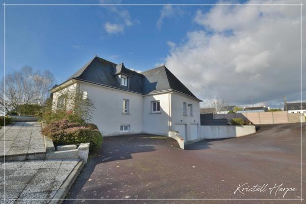 Dpt Finistère (29), à vendre CARHAIX PLOUGUER maison P9 de 232 m² - Terrain de 2133 m²