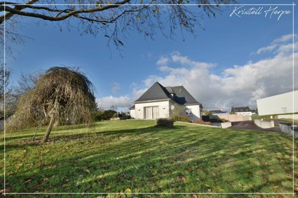 Dpt Finistère (29), à vendre CARHAIX PLOUGUER maison P9 de 232 m² - Terrain de 2133 m²