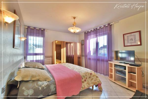 Dpt Finistère (29), à vendre CARHAIX PLOUGUER maison P9 de 232 m² - Terrain de 2133 m²