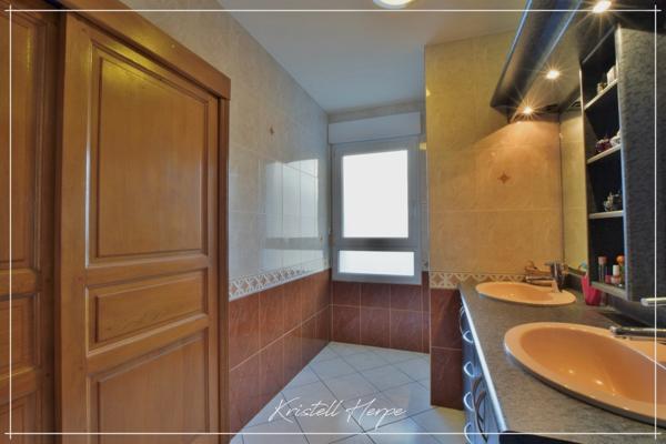 Dpt Finistère (29), à vendre CARHAIX PLOUGUER maison P9 de 232 m² - Terrain de 2133 m²