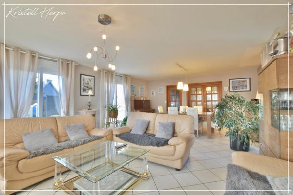 Dpt Finistère (29), à vendre CARHAIX PLOUGUER maison P9 de 232 m² - Terrain de 2133 m²