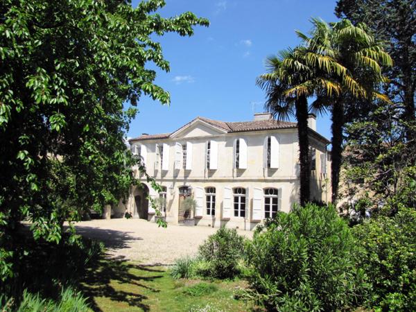 Témoin de l'essor économique de la ville de Condom et de sa rivière d'argent (la Baïse), qui a ouvert la ville au fret et aux échanges de l'eau-de-vie d'Armagnac, cet Hôtel Particulier est l'un des édifices historiques et architecturaux les plus importants de la sous-préfecture et de la capitale de la Ténarèze.

Un véritable îlot de paix dans une ruelle calme et peu fréquentée. Bien cachée des regards, derrière des hauts murs et son imposant portail, cette remarquable demeure se laisse finalement admirer depuis sa grande cour d'honneur.

Différentes essences d'arbres et arbustes, dont quelques magnifiques palmiers, peuplent le ravissant et luxuriant jardin, ayant pour pièces maîtresses une magnifique tonnelle et une piscine (12 x 6) dans un coin ensoleillé, tranquille et discret de la propriété.

Composée d'une maison d'habitation, de deux appartements indépendants et d'un petit studio, cette demeure possède un fort potentiel de rentabilité (location saisonnière). À l'intérieur, on y retrouve des éléments architecturaux précieusement conservés : un magnifique plafond à caissons, l'escalier en pierre et sa rambarde en fer forgé, de belles cheminées et plafonds moulurés, des placards en bois encastrés, des pièces de réception lumineuses en enfilade...

La maison principale se compose, au rez-de-chaussée, de deux somptueuses entrées, d'un grand salon de réception avec cheminée, d'une salle à manger, d'un salon de repos avec une belle cheminée en pierre, d'une cuisine et son cellier, d'une buanderie et de deux WC. À l'étage, on y retrouve la suite parentale (avec sa salle de bain et dressing), ainsi qu'une chambre à coucher et une salle de douche.

Tous les appartements indépendants sont accessibles depuis une cour intérieure, qui donne sur une petite rue latérale.

- Le studio, au rez-de-chaussée, est composé d'un salon avec un coin cuisine, une salle de bain et une chambre.
- Le premier appartement, à l'étage, comprend un salon, une cuisine, deux chambres à coucher, un WC et une salle de bain.
- Le deuxième appartement, à l'étage d'une dépendance, comprend un salon, une cuisine, une chambre et sa salle de bains.

INVESTISSEURS, ce bel Hôtel Particulier du XVIIIe siècle possède un fort potentiel pour devenir un hôtel/hébergement et restaurant de haut de gamme/luxe. La propriété comprend toute une aile de plus de 140 m² environ, non encore rénovée.

Pensez-vous avoir trouvé la maison de vos rêves ? 
N'hésitez pas à me contacter pour une prise de rendez-vous, plus de photos ou complément d'information.