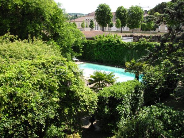 Témoin de l'essor économique de la ville de Condom et de sa rivière d'argent (la Baïse), qui a ouvert la ville au fret et aux échanges de l'eau-de-vie d'Armagnac, cet Hôtel Particulier est l'un des édifices historiques et architecturaux les plus importants de la sous-préfecture et de la capitale de la Ténarèze.

Un véritable îlot de paix dans une ruelle calme et peu fréquentée. Bien cachée des regards, derrière des hauts murs et son imposant portail, cette remarquable demeure se laisse finalement admirer depuis sa grande cour d'honneur.

Différentes essences d'arbres et arbustes, dont quelques magnifiques palmiers, peuplent le ravissant et luxuriant jardin, ayant pour pièces maîtresses une magnifique tonnelle et une piscine (12 x 6) dans un coin ensoleillé, tranquille et discret de la propriété.

Composée d'une maison d'habitation, de deux appartements indépendants et d'un petit studio, cette demeure possède un fort potentiel de rentabilité (location saisonnière). À l'intérieur, on y retrouve des éléments architecturaux précieusement conservés : un magnifique plafond à caissons, l'escalier en pierre et sa rambarde en fer forgé, de belles cheminées et plafonds moulurés, des placards en bois encastrés, des pièces de réception lumineuses en enfilade...

La maison principale se compose, au rez-de-chaussée, de deux somptueuses entrées, d'un grand salon de réception avec cheminée, d'une salle à manger, d'un salon de repos avec une belle cheminée en pierre, d'une cuisine et son cellier, d'une buanderie et de deux WC. À l'étage, on y retrouve la suite parentale (avec sa salle de bain et dressing), ainsi qu'une chambre à coucher et une salle de douche.

Tous les appartements indépendants sont accessibles depuis une cour intérieure, qui donne sur une petite rue latérale.

- Le studio, au rez-de-chaussée, est composé d'un salon avec un coin cuisine, une salle de bain et une chambre.
- Le premier appartement, à l'étage, comprend un salon, une cuisine, deux chambres à coucher, un WC et une salle de bain.
- Le deuxième appartement, à l'étage d'une dépendance, comprend un salon, une cuisine, une chambre et sa salle de bains.

INVESTISSEURS, ce bel Hôtel Particulier du XVIIIe siècle possède un fort potentiel pour devenir un hôtel/hébergement et restaurant de haut de gamme/luxe. La propriété comprend toute une aile de plus de 140 m² environ, non encore rénovée.

Pensez-vous avoir trouvé la maison de vos rêves ? 
N'hésitez pas à me contacter pour une prise de rendez-vous, plus de photos ou complément d'information.
