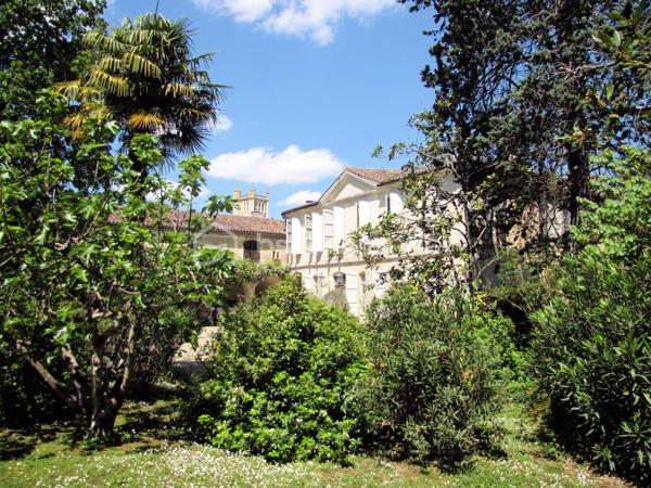 Témoin de l'essor économique de la ville de Condom et de sa rivière d'argent (la Baïse), qui a ouvert la ville au fret et aux échanges de l'eau-de-vie d'Armagnac, cet Hôtel Particulier est l'un des édifices historiques et architecturaux les plus importants de la sous-préfecture et de la capitale de la Ténarèze.

Un véritable îlot de paix dans une ruelle calme et peu fréquentée. Bien cachée des regards, derrière des hauts murs et son imposant portail, cette remarquable demeure se laisse finalement admirer depuis sa grande cour d'honneur.

Différentes essences d'arbres et arbustes, dont quelques magnifiques palmiers, peuplent le ravissant et luxuriant jardin, ayant pour pièces maîtresses une magnifique tonnelle et une piscine (12 x 6) dans un coin ensoleillé, tranquille et discret de la propriété.

Composée d'une maison d'habitation, de deux appartements indépendants et d'un petit studio, cette demeure possède un fort potentiel de rentabilité (location saisonnière). À l'intérieur, on y retrouve des éléments architecturaux précieusement conservés : un magnifique plafond à caissons, l'escalier en pierre et sa rambarde en fer forgé, de belles cheminées et plafonds moulurés, des placards en bois encastrés, des pièces de réception lumineuses en enfilade...

La maison principale se compose, au rez-de-chaussée, de deux somptueuses entrées, d'un grand salon de réception avec cheminée, d'une salle à manger, d'un salon de repos avec une belle cheminée en pierre, d'une cuisine et son cellier, d'une buanderie et de deux WC. À l'étage, on y retrouve la suite parentale (avec sa salle de bain et dressing), ainsi qu'une chambre à coucher et une salle de douche.

Tous les appartements indépendants sont accessibles depuis une cour intérieure, qui donne sur une petite rue latérale.

- Le studio, au rez-de-chaussée, est composé d'un salon avec un coin cuisine, une salle de bain et une chambre.
- Le premier appartement, à l'étage, comprend un salon, une cuisine, deux chambres à coucher, un WC et une salle de bain.
- Le deuxième appartement, à l'étage d'une dépendance, comprend un salon, une cuisine, une chambre et sa salle de bains.

INVESTISSEURS, ce bel Hôtel Particulier du XVIIIe siècle possède un fort potentiel pour devenir un hôtel/hébergement et restaurant de haut de gamme/luxe. La propriété comprend toute une aile de plus de 140 m² environ, non encore rénovée.

Pensez-vous avoir trouvé la maison de vos rêves ? 
N'hésitez pas à me contacter pour une prise de rendez-vous, plus de photos ou complément d'information.