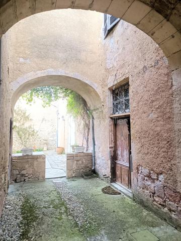 Témoin de l'essor économique de la ville de Condom et de sa rivière d'argent (la Baïse), qui a ouvert la ville au fret et aux échanges de l'eau-de-vie d'Armagnac, cet Hôtel Particulier est l'un des édifices historiques et architecturaux les plus importants de la sous-préfecture et de la capitale de la Ténarèze.

Un véritable îlot de paix dans une ruelle calme et peu fréquentée. Bien cachée des regards, derrière des hauts murs et son imposant portail, cette remarquable demeure se laisse finalement admirer depuis sa grande cour d'honneur.

Différentes essences d'arbres et arbustes, dont quelques magnifiques palmiers, peuplent le ravissant et luxuriant jardin, ayant pour pièces maîtresses une magnifique tonnelle et une piscine (12 x 6) dans un coin ensoleillé, tranquille et discret de la propriété.

Composée d'une maison d'habitation, de deux appartements indépendants et d'un petit studio, cette demeure possède un fort potentiel de rentabilité (location saisonnière). À l'intérieur, on y retrouve des éléments architecturaux précieusement conservés : un magnifique plafond à caissons, l'escalier en pierre et sa rambarde en fer forgé, de belles cheminées et plafonds moulurés, des placards en bois encastrés, des pièces de réception lumineuses en enfilade...

La maison principale se compose, au rez-de-chaussée, de deux somptueuses entrées, d'un grand salon de réception avec cheminée, d'une salle à manger, d'un salon de repos avec une belle cheminée en pierre, d'une cuisine et son cellier, d'une buanderie et de deux WC. À l'étage, on y retrouve la suite parentale (avec sa salle de bain et dressing), ainsi qu'une chambre à coucher et une salle de douche.

Tous les appartements indépendants sont accessibles depuis une cour intérieure, qui donne sur une petite rue latérale.

- Le studio, au rez-de-chaussée, est composé d'un salon avec un coin cuisine, une salle de bain et une chambre.
- Le premier appartement, à l'étage, comprend un salon, une cuisine, deux chambres à coucher, un WC et une salle de bain.
- Le deuxième appartement, à l'étage d'une dépendance, comprend un salon, une cuisine, une chambre et sa salle de bains.

INVESTISSEURS, ce bel Hôtel Particulier du XVIIIe siècle possède un fort potentiel pour devenir un hôtel/hébergement et restaurant de haut de gamme/luxe. La propriété comprend toute une aile de plus de 140 m² environ, non encore rénovée.

Pensez-vous avoir trouvé la maison de vos rêves ? 
N'hésitez pas à me contacter pour une prise de rendez-vous, plus de photos ou complément d'information.
