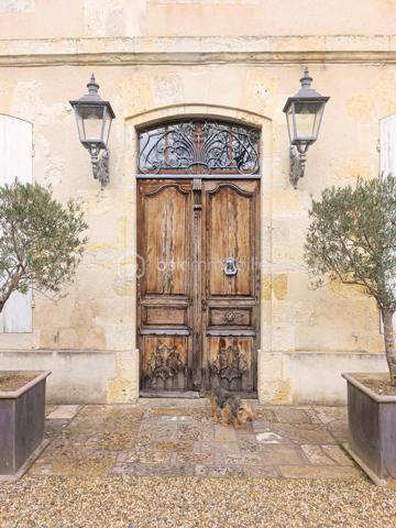 Témoin de l'essor économique de la ville de Condom et de sa rivière d'argent (la Baïse), qui a ouvert la ville au fret et aux échanges de l'eau-de-vie d'Armagnac, cet Hôtel Particulier est l'un des édifices historiques et architecturaux les plus importants de la sous-préfecture et de la capitale de la Ténarèze.

Un véritable îlot de paix dans une ruelle calme et peu fréquentée. Bien cachée des regards, derrière des hauts murs et son imposant portail, cette remarquable demeure se laisse finalement admirer depuis sa grande cour d'honneur.

Différentes essences d'arbres et arbustes, dont quelques magnifiques palmiers, peuplent le ravissant et luxuriant jardin, ayant pour pièces maîtresses une magnifique tonnelle et une piscine (12 x 6) dans un coin ensoleillé, tranquille et discret de la propriété.

Composée d'une maison d'habitation, de deux appartements indépendants et d'un petit studio, cette demeure possède un fort potentiel de rentabilité (location saisonnière). À l'intérieur, on y retrouve des éléments architecturaux précieusement conservés : un magnifique plafond à caissons, l'escalier en pierre et sa rambarde en fer forgé, de belles cheminées et plafonds moulurés, des placards en bois encastrés, des pièces de réception lumineuses en enfilade...

La maison principale se compose, au rez-de-chaussée, de deux somptueuses entrées, d'un grand salon de réception avec cheminée, d'une salle à manger, d'un salon de repos avec une belle cheminée en pierre, d'une cuisine et son cellier, d'une buanderie et de deux WC. À l'étage, on y retrouve la suite parentale (avec sa salle de bain et dressing), ainsi qu'une chambre à coucher et une salle de douche.

Tous les appartements indépendants sont accessibles depuis une cour intérieure, qui donne sur une petite rue latérale.

- Le studio, au rez-de-chaussée, est composé d'un salon avec un coin cuisine, une salle de bain et une chambre.
- Le premier appartement, à l'étage, comprend un salon, une cuisine, deux chambres à coucher, un WC et une salle de bain.
- Le deuxième appartement, à l'étage d'une dépendance, comprend un salon, une cuisine, une chambre et sa salle de bains.

INVESTISSEURS, ce bel Hôtel Particulier du XVIIIe siècle possède un fort potentiel pour devenir un hôtel/hébergement et restaurant de haut de gamme/luxe. La propriété comprend toute une aile de plus de 140 m² environ, non encore rénovée.

Pensez-vous avoir trouvé la maison de vos rêves ? 
N'hésitez pas à me contacter pour une prise de rendez-vous, plus de photos ou complément d'information.