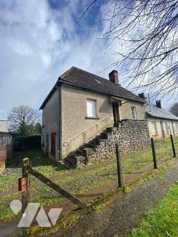 A vendre à Pleaux (CANTAL), dans un cadre verdoyant et calme, une maison à rénover, mitoyenne s...